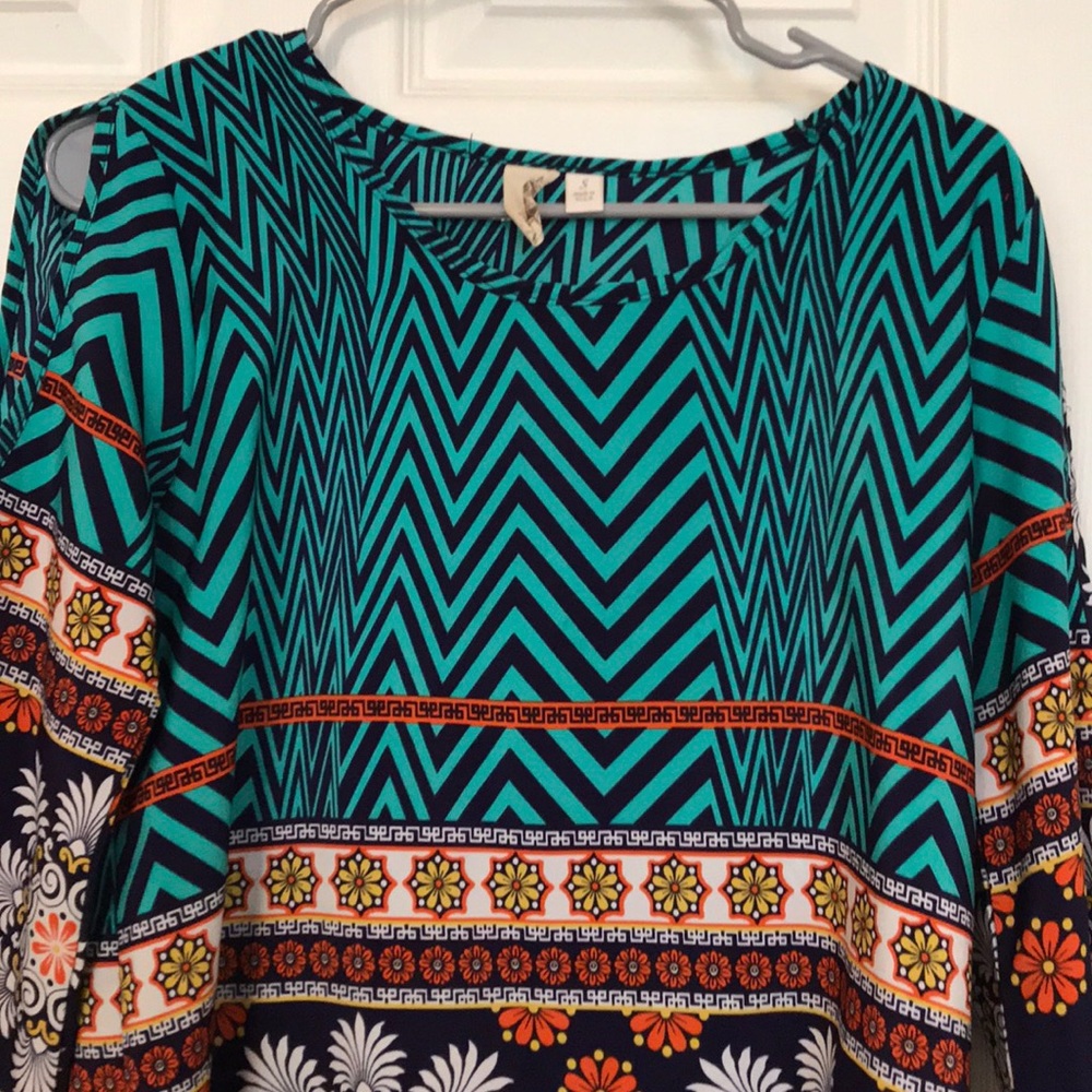 UNIQUE COLD SHOULDER TOP FROM FRANCESCA’S !ADORBS - Picture 8 of 8